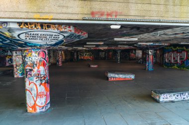 Londra / İngiltere - 05 / 08 / 2020: Londra 'nın işlek bölgesi, COVID-19 koronavirüs salgını sırasında insanların kendini tecrit ettiği popüler bir yer. Kapalı Southbank Kaykay Alanı 