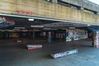 Londra / İngiltere - 05 / 08 / 2020: Londra 'nın işlek bölgesi, COVID-19 koronavirüs salgını sırasında insanların kendini tecrit ettiği popüler bir yer. Kapalı Southbank Kaykay Alanı 