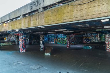 Londra / İngiltere - 05 / 08 / 2020: Londra 'nın işlek bölgesi, COVID-19 koronavirüs salgını sırasında insanların kendini tecrit ettiği popüler bir yer. Kapalı Southbank Kaykay Alanı 