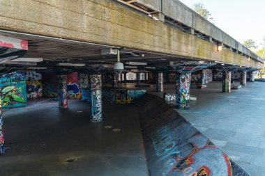 Londra / İngiltere - 05 / 08 / 2020: Londra 'nın işlek bölgesi, COVID-19 koronavirüs salgını sırasında insanların kendini tecrit ettiği popüler bir yer. Kapalı Southbank Kaykay Alanı 