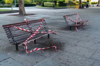 Londra / İngiltere - 05 / 08 / 2020: Londra 'nın işlek bölgesi, COVID-19 koronavirüs salgını sırasında insanların kendini tecrit ettiği popüler bir yer. Baraj tezgahları 