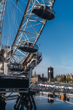 Londra / İngiltere - 05 / 08 / 2020: Londra 'nın işlek bölgesi, COVID-19 koronavirüs salgını sırasında insanların kendini tecrit ettiği popüler bir yer. Elizabeth Kulesi, Big Ben manzarası nehrin zıt yönünden