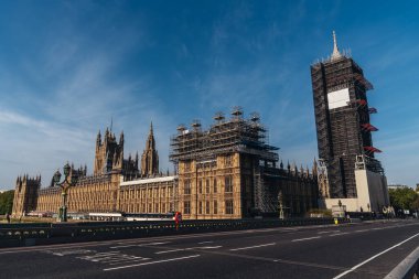 Londra / İngiltere - 05 / 08 / 2020: Londra 'nın işlek bölgesi, COVID-19 koronavirüs salgını sırasında insanların kendini tecrit ettiği popüler bir yer. Elizabeth Kulesi, Big Ben manzarası nehrin zıt yönünden