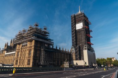 Londra / İngiltere - 05 / 08 / 2020: Londra 'nın işlek bölgesi, COVID-19 koronavirüs salgını sırasında insanların kendini tecrit ettiği popüler bir yer. Elizabeth Kulesi, Big Ben manzarası nehrin zıt yönünden