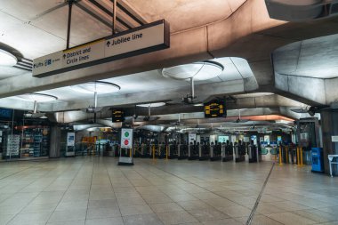 Londra / İngiltere - 05 / 08 / 2020: Londra 'nın işlek bölgesi, COVID-19 koronavirüs salgını sırasında insanların kendini tecrit ettiği popüler bir yer. Westminster İstasyonu