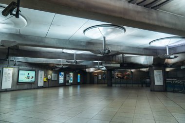 Londra / İngiltere - 05 / 08 / 2020: Londra 'nın işlek bölgesi, COVID-19 koronavirüs salgını sırasında insanların kendini tecrit ettiği popüler bir yer. Westminster İstasyonu