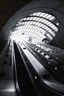 Londra / İngiltere - 05 / 08 / 2020: Londra 'nın işlek bölgesi, COVID-19 koronavirüs salgını sırasında insanların kendini tecrit ettiği popüler bir yer. Canary Wharf Caddeleri