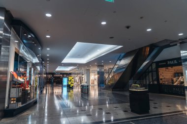 Londra / İngiltere - 05 / 08 / 2020: Londra 'nın işlek bölgesi, COVID-19 koronavirüs salgını sırasında insanların kendini tecrit ettiği popüler bir yer. Canary Wharf Caddeleri