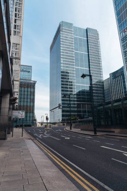 Londra / İngiltere - 05 / 08 / 2020: Londra 'nın işlek bölgesi, COVID-19 koronavirüs salgını sırasında insanların kendini tecrit ettiği popüler bir yer. Canary Wharf Caddeleri