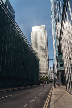 Londra / İngiltere - 05 / 08 / 2020: Londra 'nın işlek bölgesi, COVID-19 koronavirüs salgını sırasında insanların kendini tecrit ettiği popüler bir yer. Canary Wharf Caddeleri