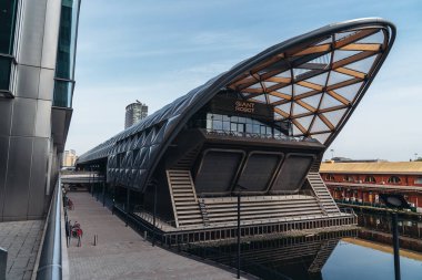 Londra / İngiltere - 05 / 08 / 2020: Londra 'nın işlek bölgesi, COVID-19 koronavirüs salgını sırasında insanların kendini tecrit ettiği popüler bir yer. Canary Wharf Caddeleri