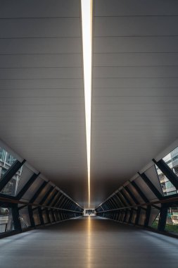 Londra / İngiltere - 05 / 08 / 2020: Londra 'nın işlek bölgesi, COVID-19 koronavirüs salgını sırasında insanların kendini tecrit ettiği popüler bir yer. Bir Kanada Kare Köprüsü