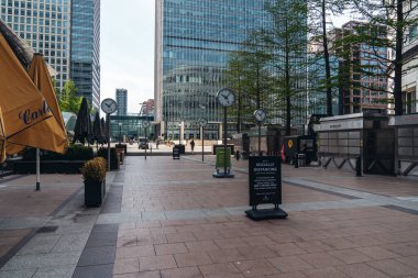 Londra / İngiltere - 05 / 08 / 2020: Londra 'nın işlek bölgesi, COVID-19 koronavirüs salgını sırasında insanların kendini tecrit ettiği popüler bir yer. Canary Wharf Caddeleri