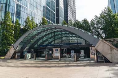 Londra / İngiltere - 05 / 08 / 2020: Londra 'nın işlek bölgesi, COVID-19 koronavirüs salgını sırasında insanların kendini tecrit ettiği popüler bir yer. Canary Wharf İstasyonu