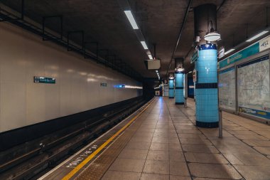 Londra / İngiltere - 05 / 08 / 2020: Londra 'nın işlek bölgesi, COVID-19 koronavirüs salgını sırasında insanların kendini tecrit ettiği popüler bir yer. Ada Bahçeleri DLR İstasyonu 