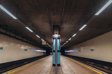 Londra / İngiltere - 05 / 08 / 2020: Londra 'nın işlek bölgesi, COVID-19 koronavirüs salgını sırasında insanların kendini tecrit ettiği popüler bir yer. Ada Bahçeleri DLR İstasyonu 