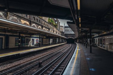 Londra / İngiltere - 05 / 08 / 2020: Londra 'nın işlek bölgesi, COVID-19 koronavirüs salgını sırasında insanların kendini tecrit ettiği popüler bir yer. Sloane Meydanı İstasyonu 