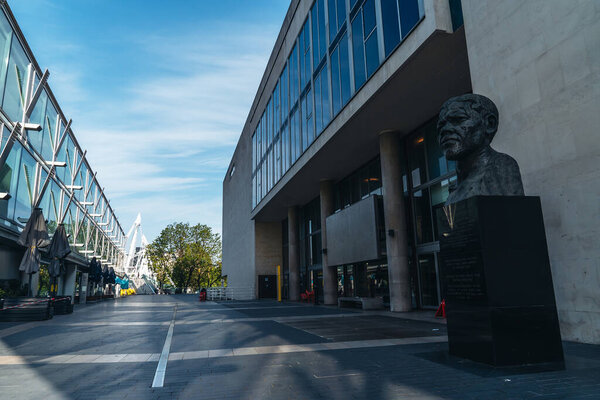 London / UK - 05 / 08 / 2020: London 's busy area, popular destination empty as people self isolate during COVID-19 coronavirus pandemic. Королевский фестивальный зал
