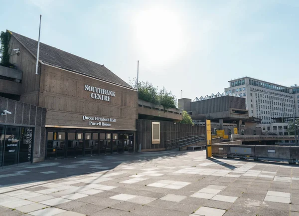 Londra / İngiltere - 05 / 08 / 2020: Londra 'nın işlek bölgesi, COVID-19 koronavirüs salgını sırasında insanların kendini tecrit ettiği popüler bir yer. Southbank Merkez, güneşli bir günde mavi gökyüzüyle