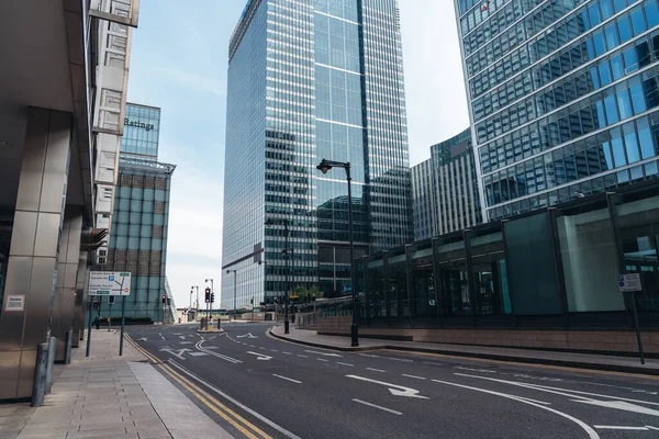 Londra / İngiltere - 05 / 08 / 2020: Londra 'nın işlek bölgesi, COVID-19 koronavirüs salgını sırasında insanların kendini tecrit ettiği popüler bir yer. Canary Wharf Caddeleri