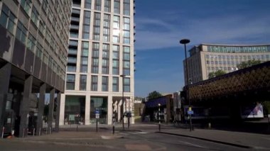 Londra / İngiltere - 05 / 08 / 2020: Londra 'nın işlek bölgesi, COVID-19 koronavirüs salgını sırasında insanların kendini tecrit ettiği popüler bir yer. Waterloo İstasyonu