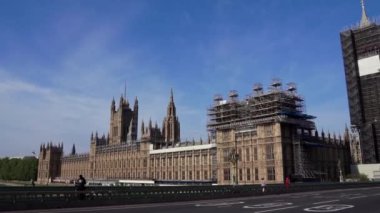 Londra / İngiltere - 05 / 08 / 2020: Londra 'nın işlek bölgesi, COVID-19 koronavirüs salgını sırasında insanların kendini tecrit ettiği popüler bir yer. Elizabeth Kulesi, Big Ben manzarası nehrin zıt yönünden