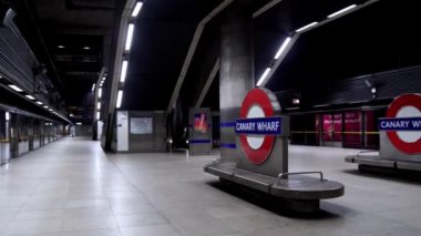 Londra / İngiltere - 05 / 08 / 2020: Londra 'nın işlek bölgesi, COVID-19 koronavirüs salgını sırasında insanların kendini tecrit ettiği popüler bir yer. Canary Wharf İstasyonu