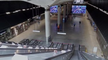 Londra / İngiltere - 05 / 08 / 2020: Londra 'nın işlek bölgesi, COVID-19 koronavirüs salgını sırasında insanların kendini tecrit ettiği popüler bir yer. Canary Wharf İstasyonu