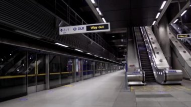 Londra / İngiltere - 05 / 08 / 2020: Londra 'nın işlek bölgesi, COVID-19 koronavirüs salgını sırasında insanların kendini tecrit ettiği popüler bir yer. Canary Wharf İstasyonu