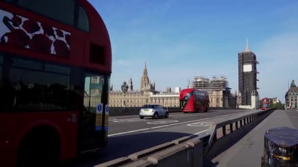 ロンドン 2020 ロンドンの忙しい地域 Covid 19コロナウイルスのパンデミックの間 人々が孤立しているので 人気のある目的地は空です レッド ダブルデッキ バス橋ビッグ — ストック動画