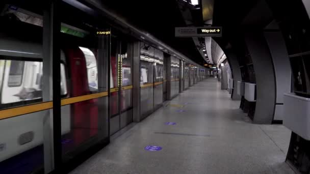 ロンドン 2020 ロンドンの忙しい地域 Covid 19コロナウイルスのパンデミックの間 人々が孤立しているので 人気のある目的地は空です ウェストミンスター駅に到着列車 ジュビリー線 — ストック動画