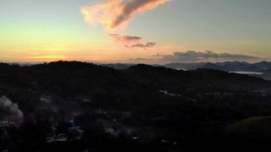 Coron, Filipinler 'deki güzel renkli gün batımının hava manzarası.