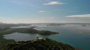 Busuanga Coron Adası 'ndaki Filipin Ulusal Meteorolojik Radar İstasyonu' nun etrafında uçuyor.