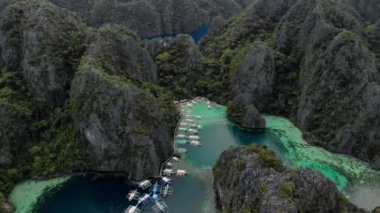 Filipinler, Palawan 'daki Coron Adası' ndaki Karst kireçtaşı kayalıkları ile birlikte turkuaz tropikal göl manzarası. UNESCO Dünya Mirası Geçici Listesi, Kayangan Gölü