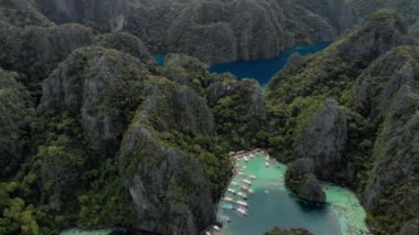 Filipinler, Palawan 'daki Coron Adası' ndaki Karst kireçtaşı kayalıkları ile birlikte turkuaz tropikal göl manzarası. UNESCO Dünya Mirası Geçici Listesi, Kayangan Gölü
