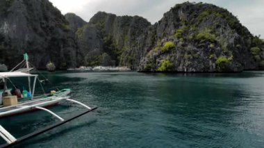 Filipinler, Palawan 'daki Coron Adası' ndaki Karst kireçtaşı kayalıkları ile birlikte turkuaz tropikal göl manzarası. UNESCO Dünya Mirasları Geçici Listesi