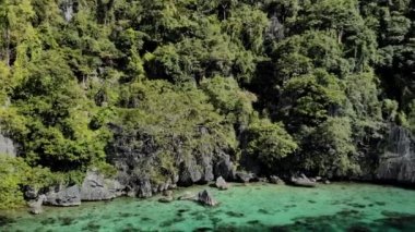 Filipinler, Palawan 'daki Coron Adası' ndaki Karst kireçtaşı kayalıkları ile birlikte turkuaz tropikal göl manzarası. UNESCO Dünya Mirası Geçici Listesi, Kayangan Gölü