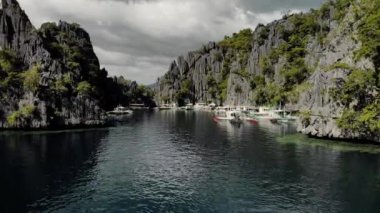 Filipinler, Palawan 'daki Coron Adası' ndaki Karst kireçtaşı kayalıkları ile birlikte turkuaz tropikal göl manzarası. UNESCO Dünya Mirası Geçici Listesi, İkiz Göl Girişi