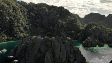 Filipinler, Palawan 'daki Coron Adası' ndaki Karst kireçtaşı kayalıkları ile birlikte turkuaz tropikal göl manzarası. UNESCO Dünya Mirası Geçici Listesi, İkiz Göl Girişi