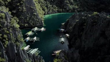 Filipinler, Palawan 'daki Coron Adası' ndaki Karst kireçtaşı kayalıkları ile birlikte turkuaz tropikal göl manzarası. UNESCO Dünya Mirası Geçici Listesi, İkiz Göl Girişi