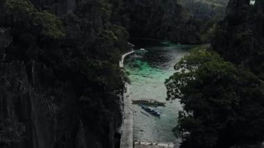 Filipinler, Palawan 'daki Coron Adası' ndaki Karst kireçtaşı kayalıkları ile birlikte turkuaz tropikal göl manzarası. UNESCO Dünya Mirası Geçici Listesi, İkiz Göl Girişi