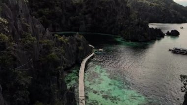 Filipinler, Palawan 'daki Coron Adası' ndaki Karst kireçtaşı kayalıkları ile birlikte turkuaz tropikal göl manzarası. UNESCO Dünya Mirası Geçici Listesi, İkiz Göl Girişi
