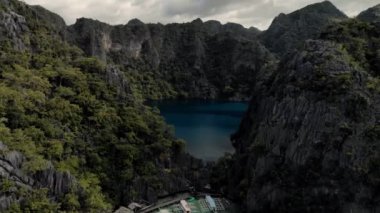 Filipinler, Palawan 'daki Coron Adası' ndaki Karst kireçtaşı kayalıkları ile birlikte turkuaz tropikal göl manzarası. UNESCO Dünya Mirası Geçici Listesi, Baracuda Gölü