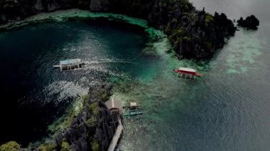 Filipinler, Palawan 'daki Coron Adası' ndaki Karst kireçtaşı kayalıkları ile birlikte turkuaz tropikal göl manzarası. UNESCO Dünya Mirası Geçici Listesi, İkiz Göl Girişi