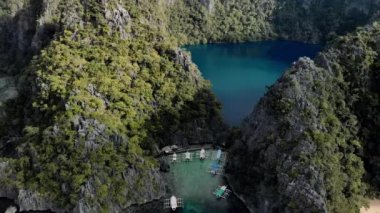 Filipinler, Palawan 'daki Coron Adası' ndaki Karst kireçtaşı kayalıkları ile birlikte turkuaz tropikal göl manzarası. UNESCO Dünya Mirası Geçici Listesi, Baracuda Gölü