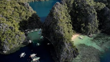 Filipinler, Palawan 'daki Coron Adası' ndaki Karst kireçtaşı kayalıkları ile birlikte turkuaz tropikal göl manzarası. UNESCO Dünya Mirası Geçici Listesi, Baracuda Gölü