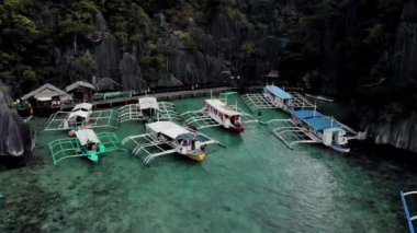 Filipinler, Palawan 'daki Coron Adası' ndaki Karst kireçtaşı kayalıkları ile birlikte turkuaz tropikal göl manzarası. UNESCO Dünya Mirası Geçici Listesi, Baracuda Gölü