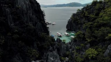Filipinler, Palawan 'daki Coron Adası' ndaki Karst kireçtaşı kayalıkları ile birlikte turkuaz tropikal göl manzarası. UNESCO Dünya Mirası Geçici Listesi, Baracuda Gölü