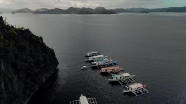 Filipinler, Palawan 'daki Coron Adası' ndaki Karst kireçtaşı kayalıkları ile birlikte turkuaz tropikal göl manzarası. UNESCO Dünya Mirası Geçici Listesi, Baracuda Gölü