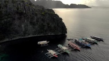 Filipinler, Palawan 'daki Coron Adası' ndaki Karst kireçtaşı kayalıkları ile birlikte turkuaz tropikal göl manzarası. UNESCO Dünya Mirası Geçici Listesi, Baracuda Gölü